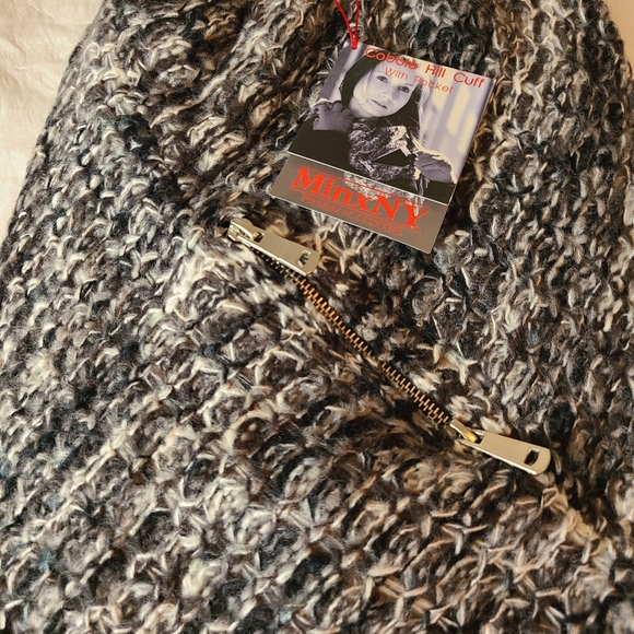 2 Brand new very cozy scarves. MinxNY - Picture 3 of 12